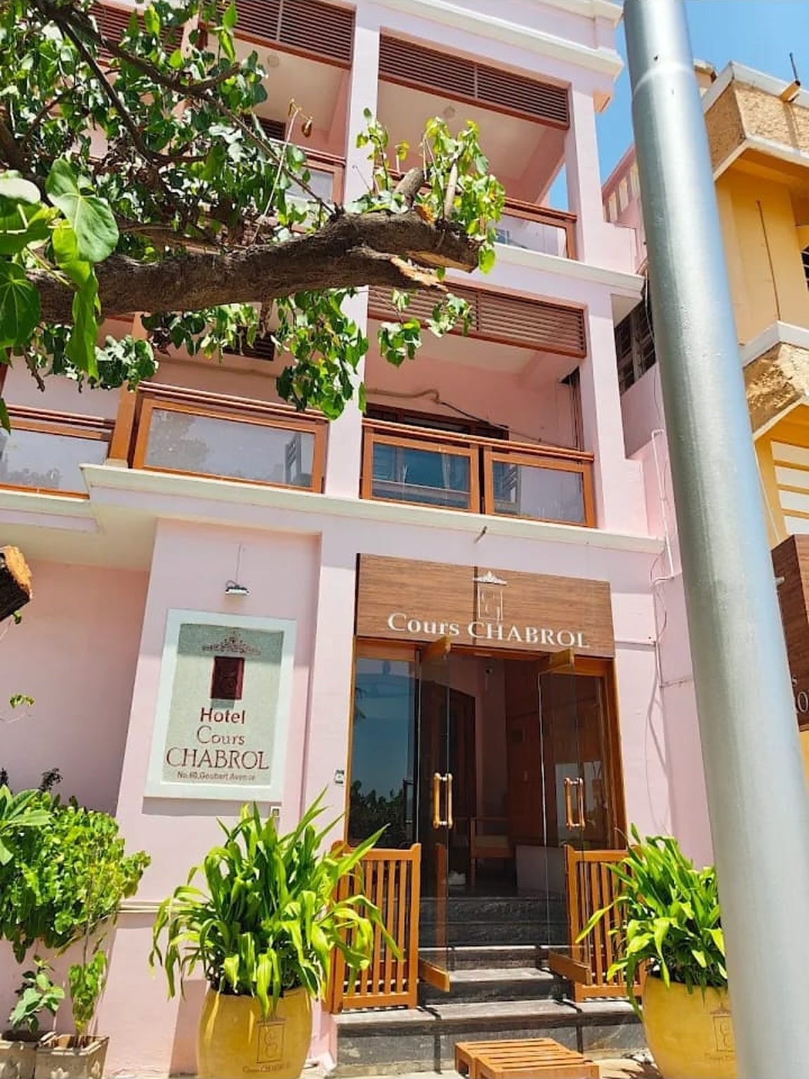 Hotel Cours Chabrol facade